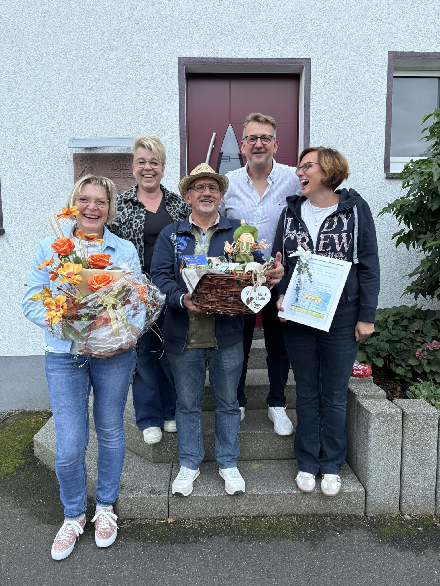 Das Landhandel Team überreicht Hermann-Josef Giebel ein Abschiedsgeschenk